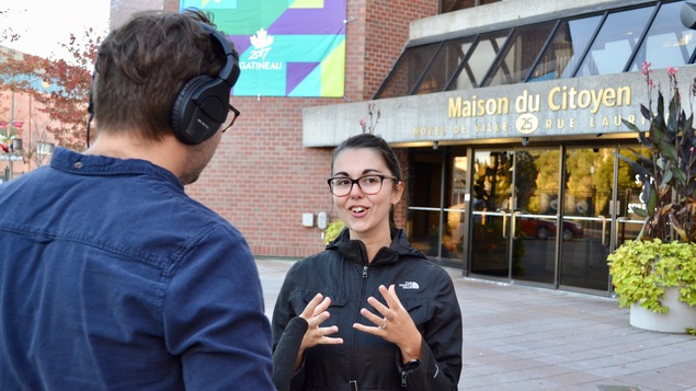 L'architecte Sophie Lamothe en discussion avec le journaliste Julien Morissette, devant la Maison du citoyen à Gatineau