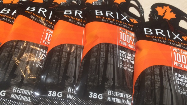 Plusieurs petits sachets de gel énergétique au sirop d'érable