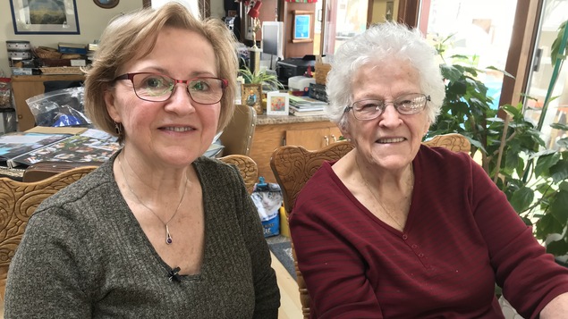 Une photo de Gisèle Yarbrough et de sa mère, Hélène Marchildon dans leur maison près de Zenon Park