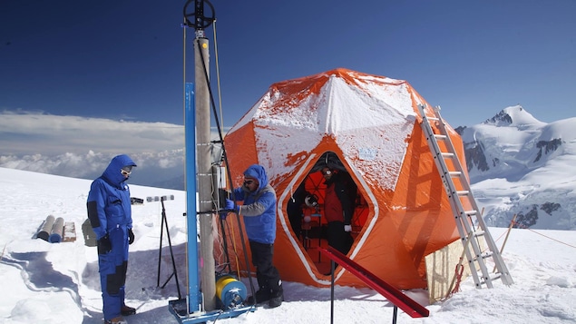 Forage sur un glacier.