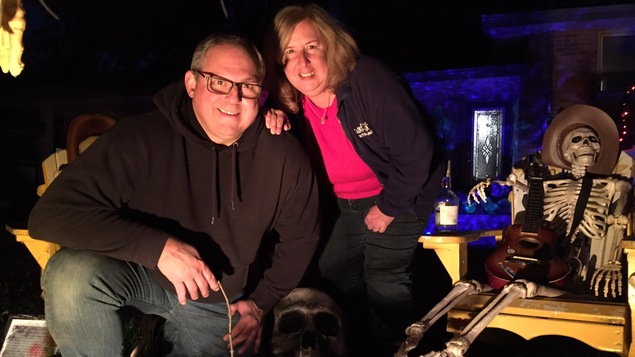 Roch et Rachel Éthier se tiennent devant leurs décorations d'Halloween