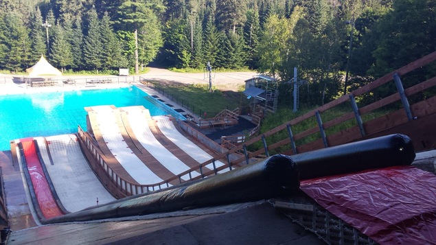 Des rampes de ski acrobatique transformées en glissades d’eau