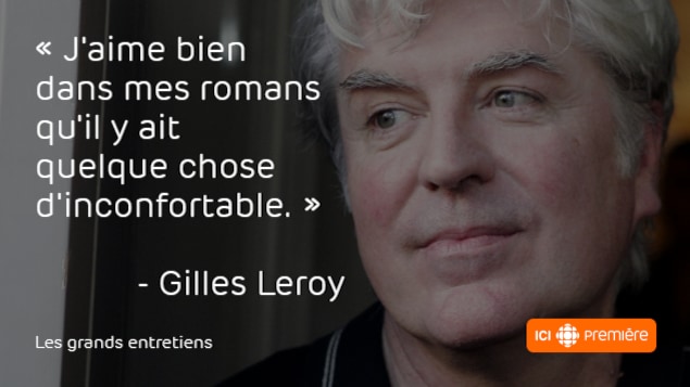 Montage du visage de Gilles Leroy, accompagné de la citation : « J’aime bien dans mes romans qu’il y ait quelque chose d’inconfortable. » Montage du visage de Gilles Leroy, accompagné de la citation : « J’aime bien dans mes romans qu’il y ait quelque chose d’inconfortable. »