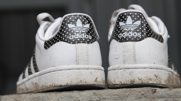 Des chaussures de marque Adidas.