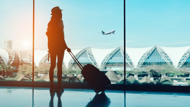 Une femme attend son vol à l'aéroport.