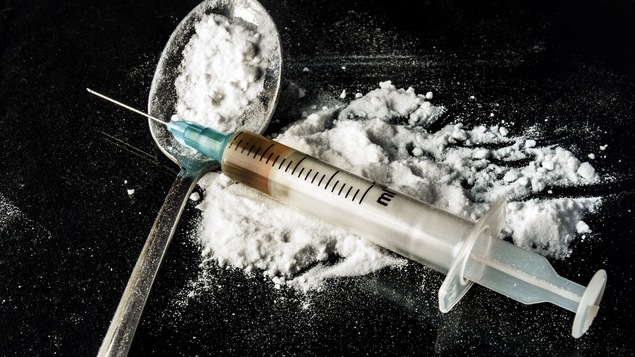De la drogue, une seringue et une cuillère