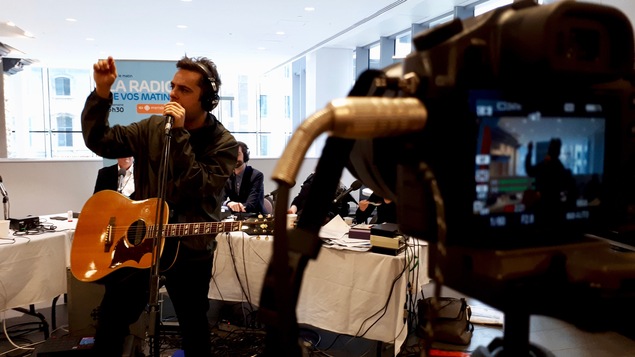 Dumas interprète une de ses chansons à l'émission Gravel le matin.