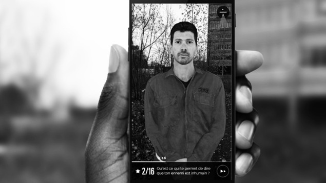 Un téléphone portable affiche l'application Ennemi, qui propose un parcours en réalité augmentée.