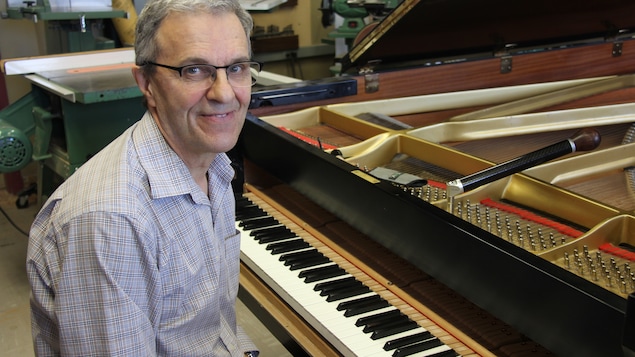 Denis Brassard accorde les pianos à la Faculté de musique de l'Université de Montréal.