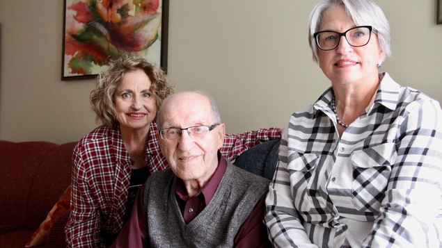 Manon Malouin est accompagnée de son père Lionel et de sa soeur Ginette.