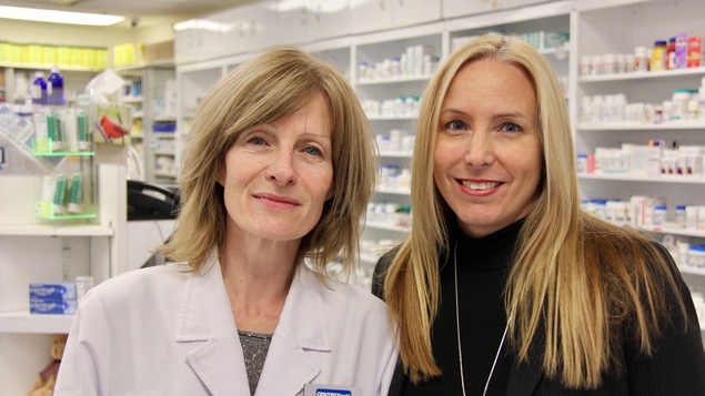 La pharmacienne Geneviève Poulin et sa patiente Katherine Labbé