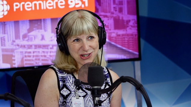 La journaliste Isabelle Richer lors de son passage dans le studio de Gravel le matin.