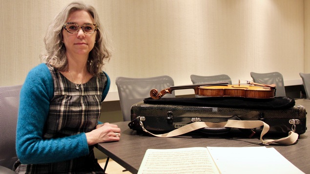 La violoniste Marie-Claude Massé s'est fait voler son violon. Un luthier a eu la gentillesse de lui en prêter un autre.
