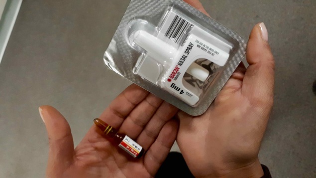 Deux formulations de naloxone sont disponibles. À gauche, sous forme injectable. À droite par voie intranasale.