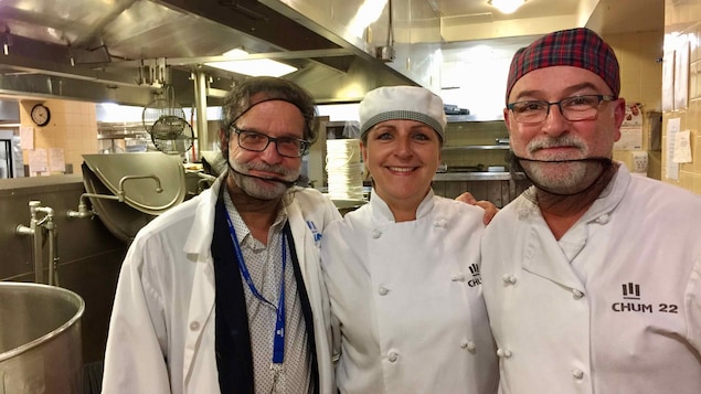 Le chef des activités d’alimentation de l'hôpital Notre-Dame, Jean-Marc Riverain, en compagnie des cuisiniers Hélène Carle et Richard Gauthier.