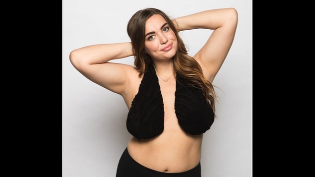 La «tata towel» consiste en un morceau de tissu disposé autour du cou et dont les extrémités viennent gainer les seins.