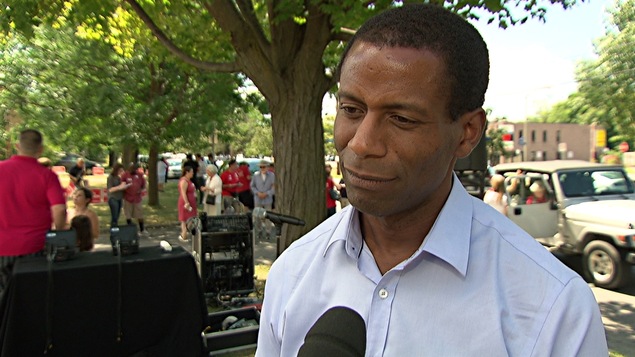 Greg Fergus dans un parc devant un micro de Radio-Canada