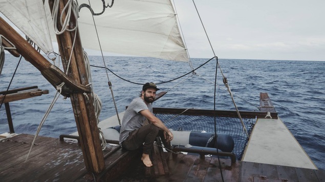 Le cinéaste Guillaume Beaudoin sur son bateau durant son périple sur l'océan Pacifique.