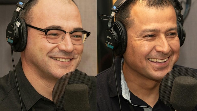 Les deux hommes parlent à la radio et rient de bon coeur.