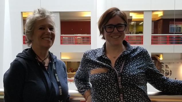 Harriet et Isabelle dans les locaux de Radio-Canada au 5e étage