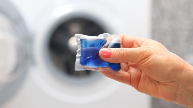 Une capsule de détergent à lessive