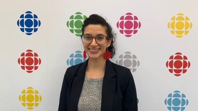 Anita Abbasi aux studios d'ICI Toronto.