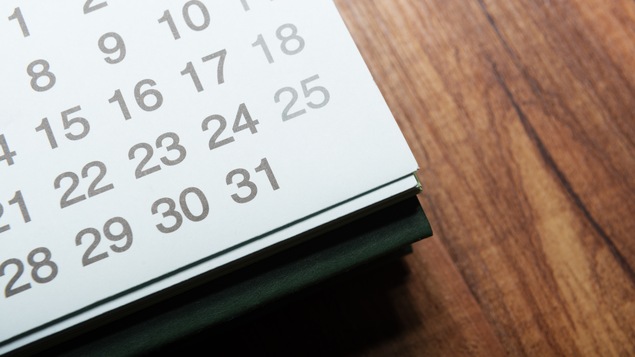 Un calendrier posé sur une table en bois.