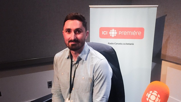 Louis-Étienne Dubois dans les studios de Radio-Canada à Toronto
