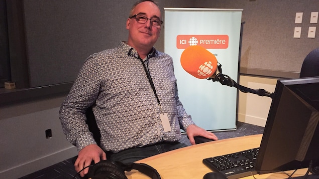Laurence Pelletier dans le studio de l'émission l'Heure de pointe Toronto