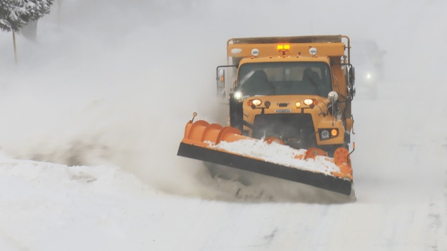 Un camion de déneigement sur une route du Nouveau-Brunswick
