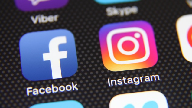 Un écran de téléphone affichant le logo d'Instagram.