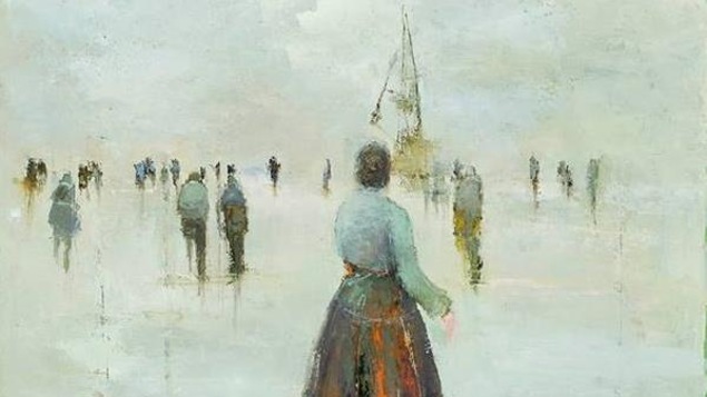 Peinture d'une femme qui regarde une foule et un bateau au loin.