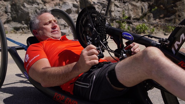 Jimmy Pelletier est allongé pour se servir d'un vélo à main.