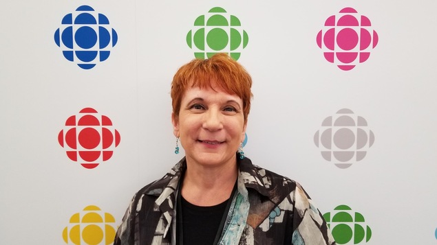 Lynda Grimard-Watt aux studios d'ICI Première.