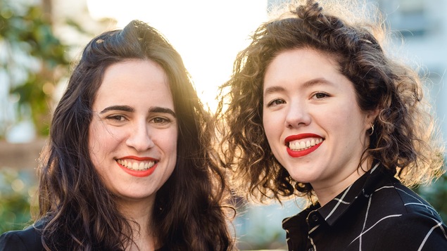Les deux cofondatrices de la boîte de balados Louie Media installée en France, Melissa Bounoua et Charlotte Pudlowski,