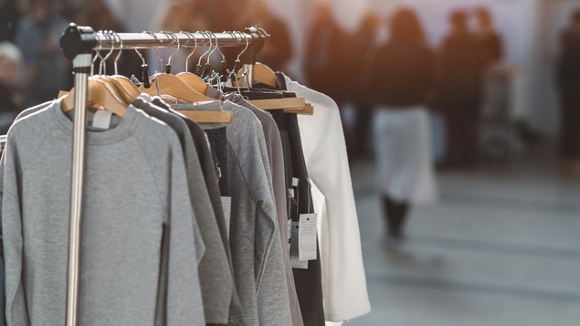 Des vêtements accrochés à un support.