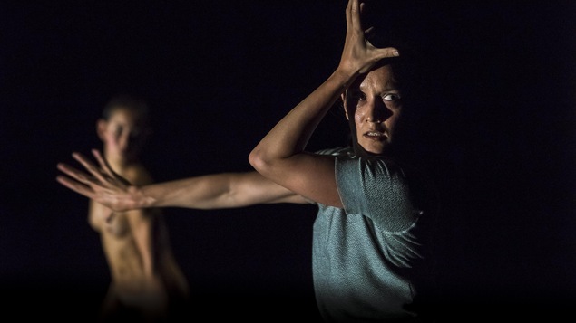 2 danseuses : une en avant-plan avec le bras étiré et une autre en arrière-plan.