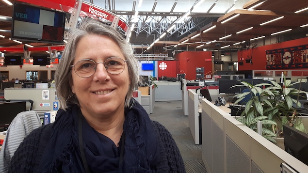 Une femme est posée dans une salle de nouvelle