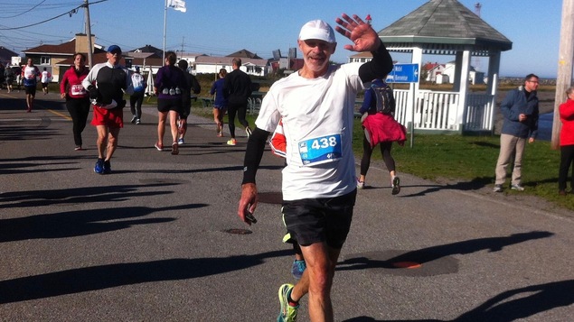 Hervé Leblanc est photographié durant le marathon de Rimouski