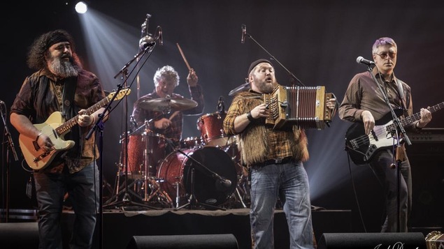 Les quatre musiciens de la formation Hey Wow sur scène.