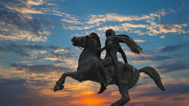 Vue en contre-plongée de la statue d'Alexandre le Grand à Thessalonique, en Grèce, au soleil couchant.