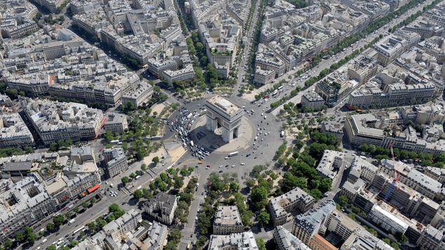 Photo aérienne détaillée montrant une partie de Paris en été. Les voitures ont la taille d'un grain de riz.