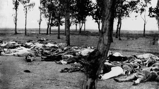 Cadavres d'Arméniens dans un chemin près d'Ankara, en 1915