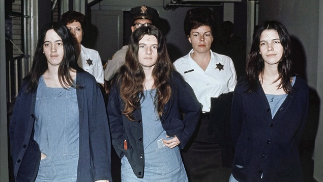 Photo de Susan Atkins, Patricia Krenwinkel et Leslie Van Houten prise le 29 mars 1971.