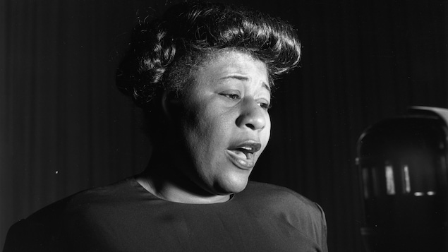 La chanteuse de jazz Ella Fitzgerald (1917 - 1996) chante en studio.