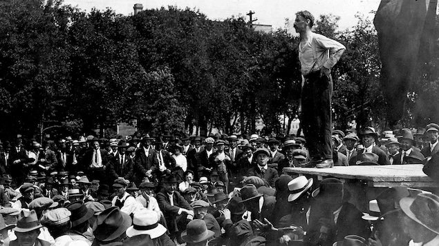 En juin 1919, le chef syndical Roger Bray s'adresse à des travailleurs en grève de Winnipeg.