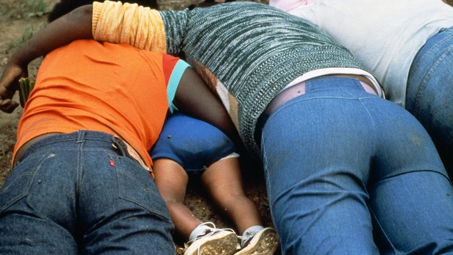 Quatre des victimes de la secte de Jim Jones retrouvés morts en 1978, à Jonestown, au Guyana