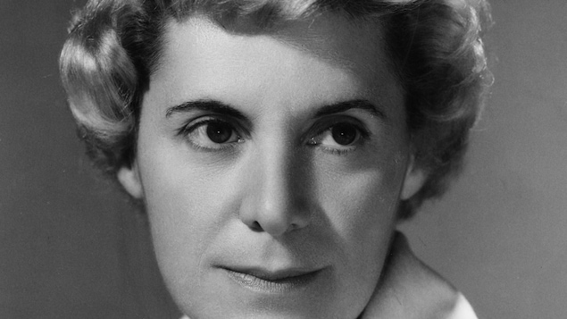 Photo en noir et blanc d'une jeune femme.