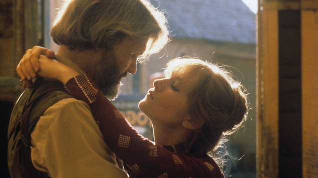Kris Kristofferson est enlacé par Isabelle Huppert dans cette photo tirée du film <i>La porte du paradis</i> (1980), de Michael Cimino.