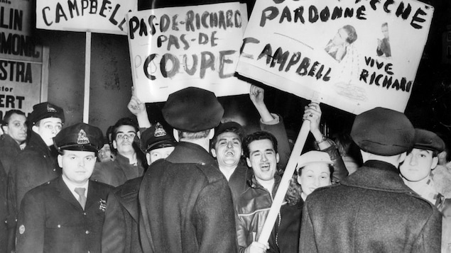 Des partisans du Canadien de Montréal manifestent contre la suspension de Maurice Richard, le 17 mars 1955.